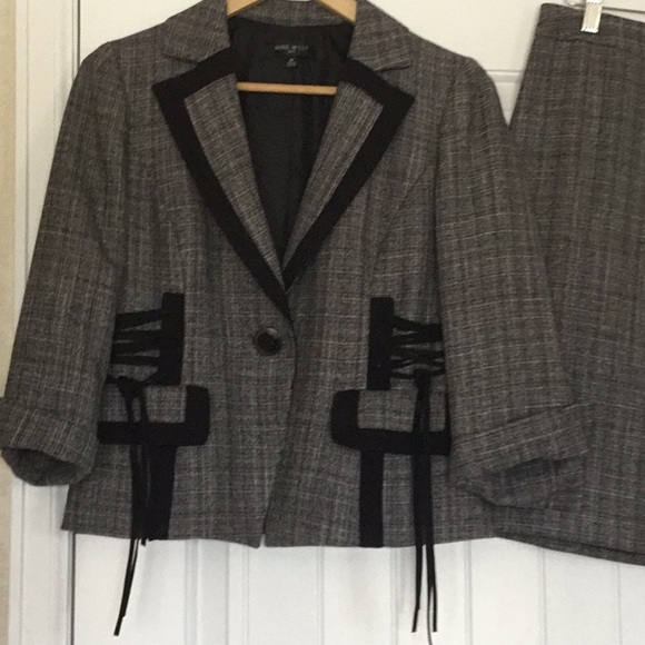 Beautiful two piece skirt suit - Picture 2 of 5